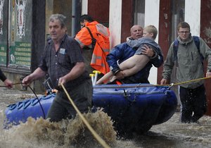 Hasiči a záchranáři evakuovali obyvatele 7. srpna na náměstí v Chrastavě na Liberecku.