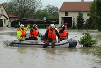 A hladiny řek stoupají... Moravu opět straší povodně, třetí stupeň na Olši