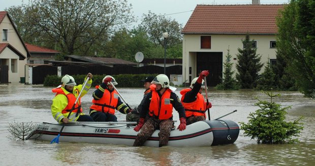 A hladiny řek stoupají... Moravu opět straší povodně, třetí stupeň na Olši