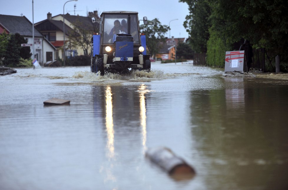 Projet zaplavenou hlavní ulicí v Troubkách na Přerovsku se 18. května dařilo jen traktorům.