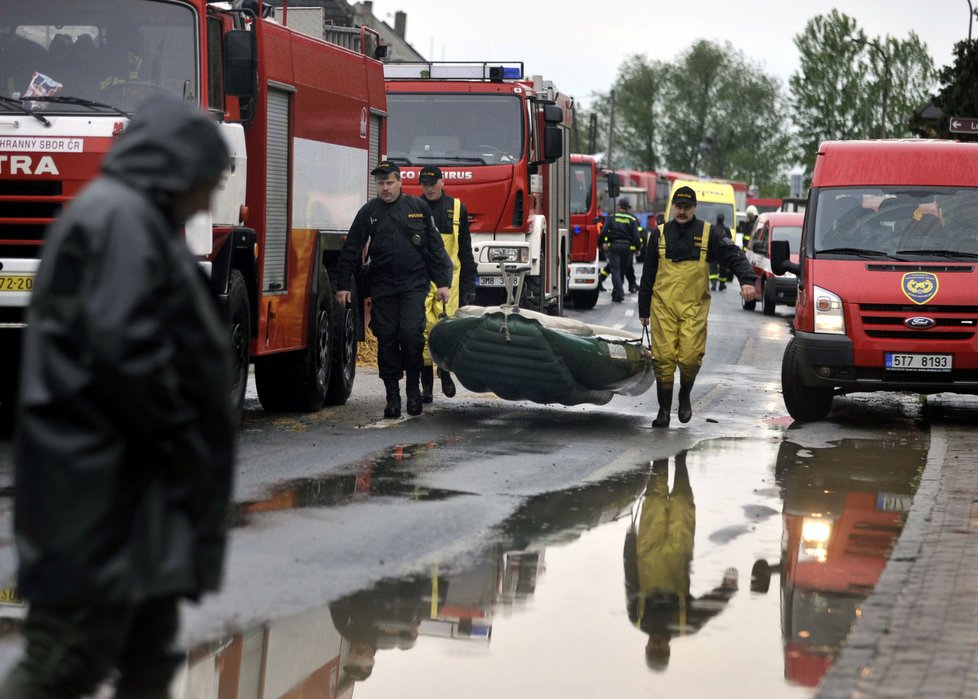 Dobrovolní hasiči pomáhali 18. května obyvatelům v zaplavených domech v Troubkách na Přerovsku.