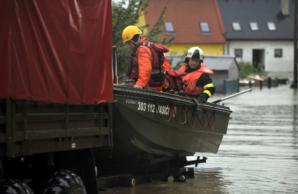 Hasiči a záchranáři pomáhali 18. května obyvatelům v zaplavených domech v Troubkách na Přerovsku.