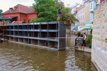 V pátek odpoledne došlo k uzavření speciálních protipovodňových vrat v Praze na Čertovce