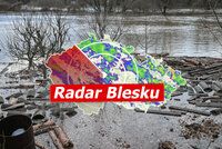 Hladiny řek v Česku konečně klesají. Na Silvestra se vrátí vítr, sledujte radar Blesku