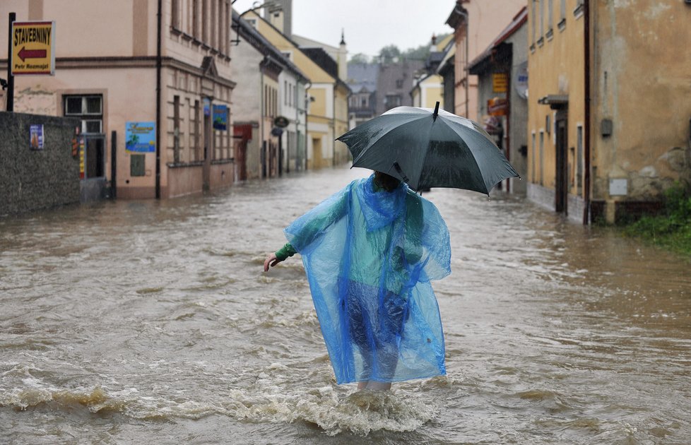 Rozvodněná říčka Jeřice zkomplikovala 7. srpna život obyvatelům Chrastavy na Liberecku.
