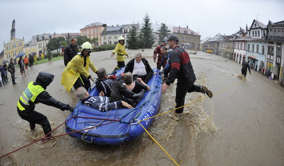 Policisté, hasiči a záchranáři evakuovali obyvatele 7. srpna na náměstí v Chrastavě na Liberecku.