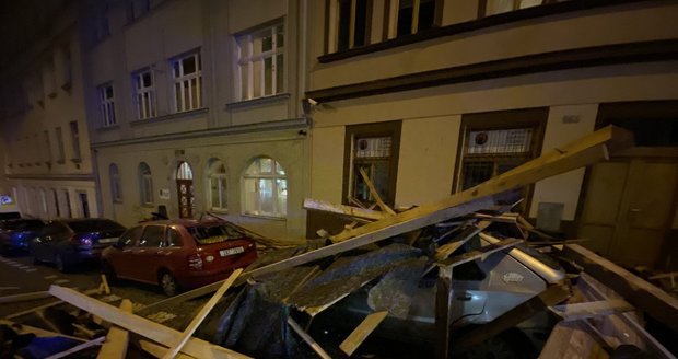 Pražští hasiči zasahovali u auta, na které spadla střecha (23. 2. 2020)