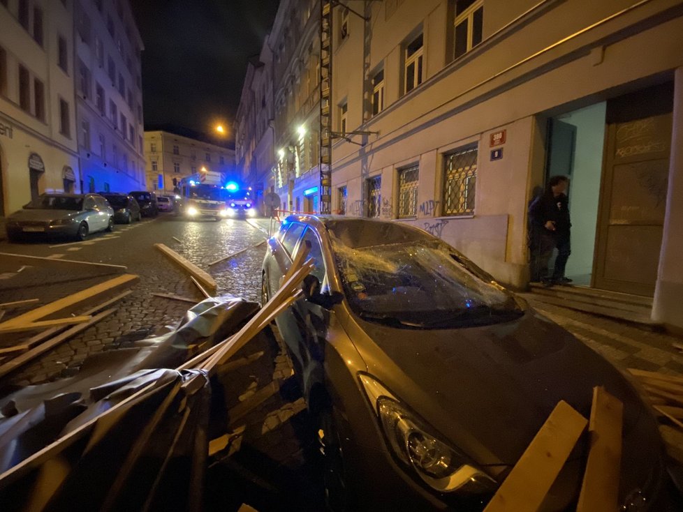 Pražští hasiči zasahovali u auta, na které spadla střecha (23. 2. 2020)