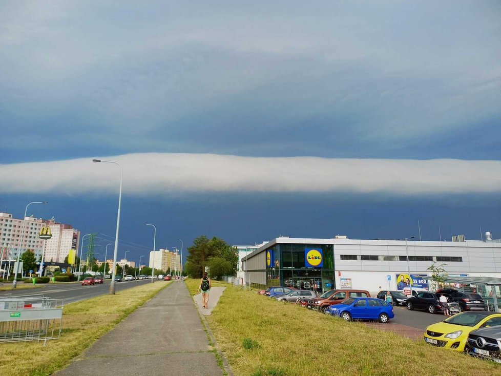 Počasí před bouřkou v Modřanech (20. 6. 2022)