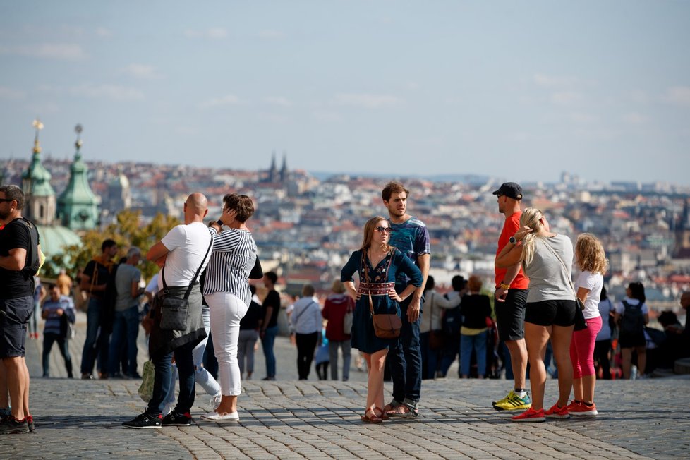 Teplé počasí vylákalo do pražských ulic davy lidí (25. 9. 2021)