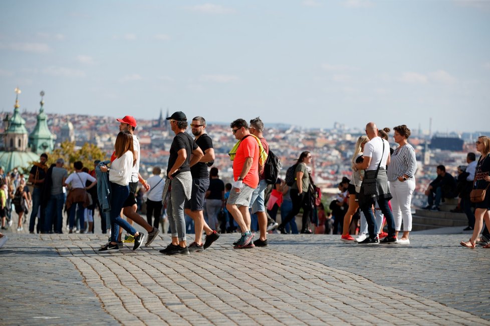 Teplé počasí vylákalo do pražských ulic davy lidí (25. 9. 2021)