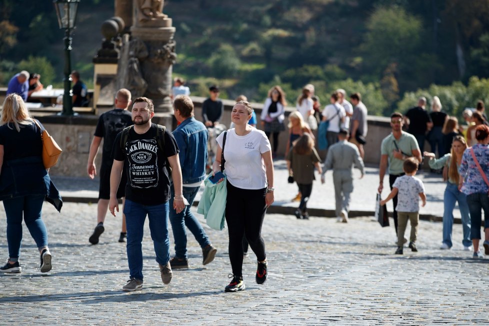 Teplé počasí vylákalo do pražských ulic davy lidí (25. 9. 2021)