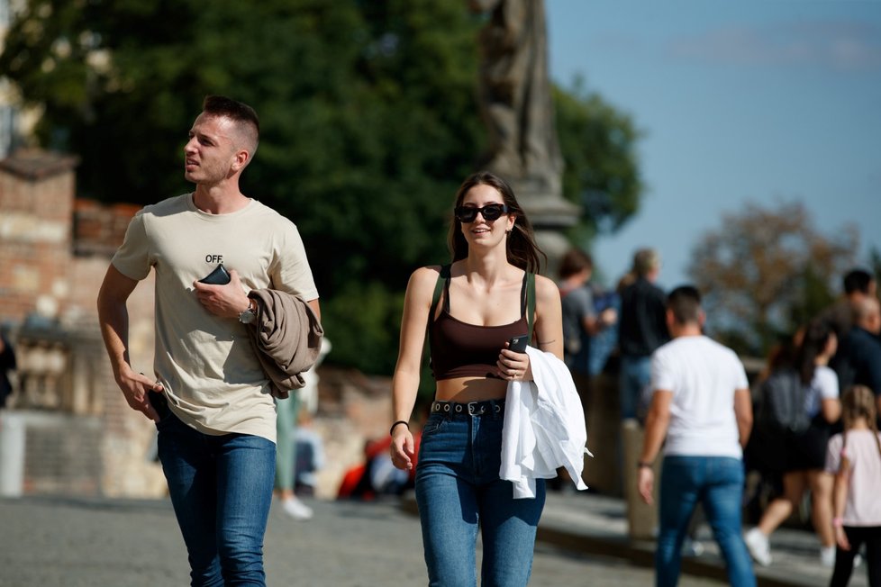 Teplé počasí vylákalo do pražských ulic davy lidí (25. 9. 2021)