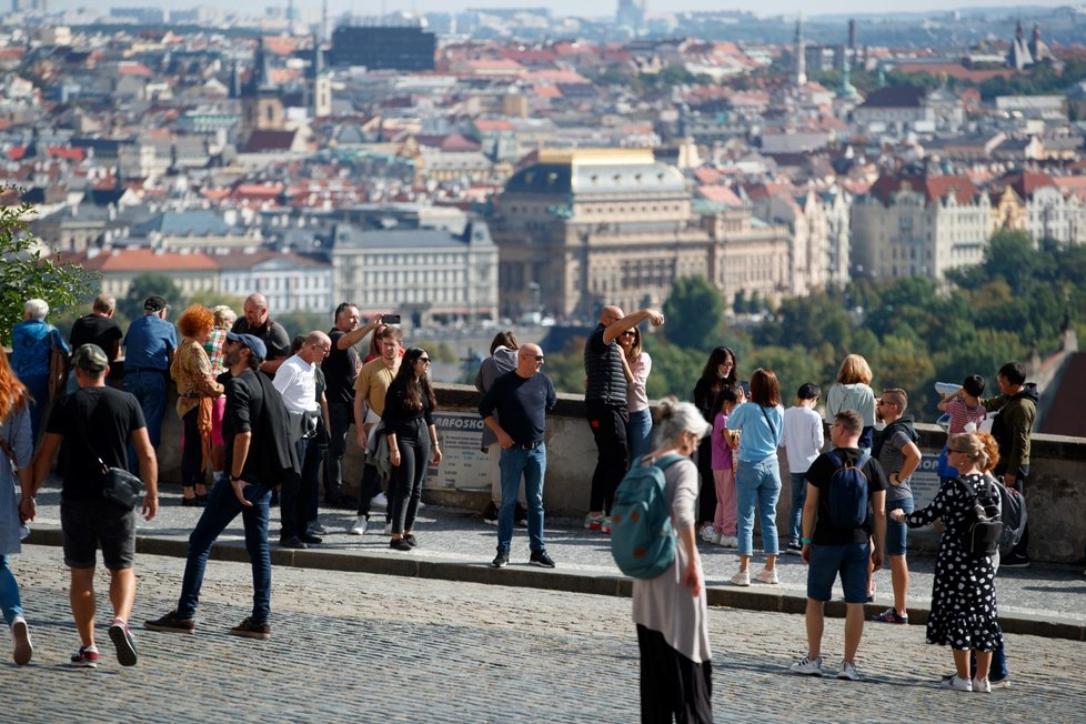 Teplé počasí vylákalo do pražských ulic davy lidí (25. 9. 2021)