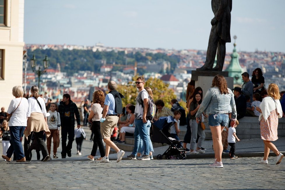 Teplé počasí vylákalo do pražských ulic davy lidí (25. 9. 2021)