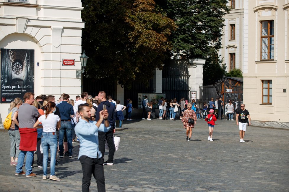 Teplé počasí vylákalo do pražských ulic davy lidí (25. 9. 2021)