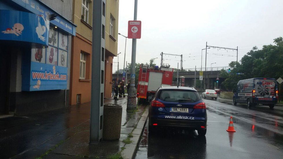 Silné lijáky komplikují dopravu v Praze.