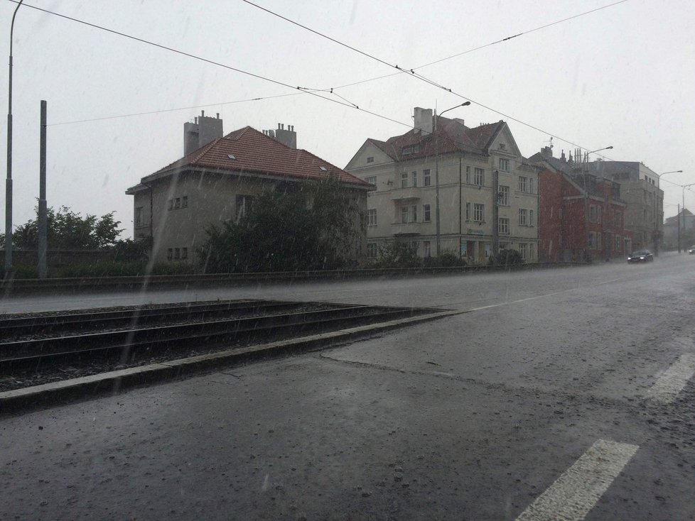 Počasí v Praze komplikuje vydatný déšť.