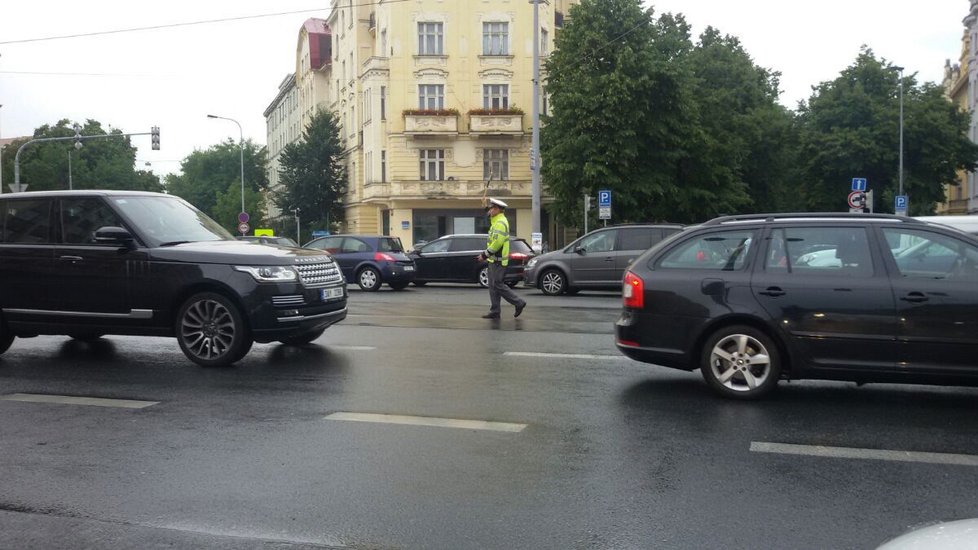 V ulicích jsou už policisté, aby koordinovali dopravu.