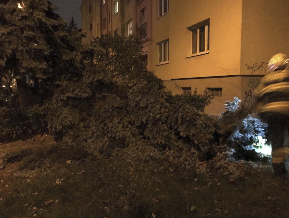 Hasiči během hodiny a půl zasahovali u více než 50 událostí.