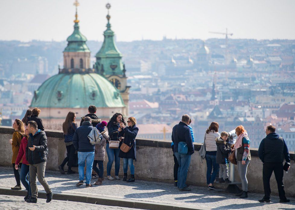 Konec týdne přinese nádech jara – díky mohutné oblasti vysokého tlaku vzduchu bude převládat slunečné počasí a nejvyšší odpolední teploty budou stoupat vysoko – až ke 13 °C.