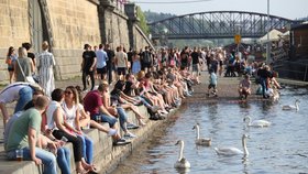 Nadprůměrně teplé počasí v Česku vydrží zřejmě celý srpen. Největší vedra budou první dva týdny a koncem srpna se bude pozvolna ochlazovat.