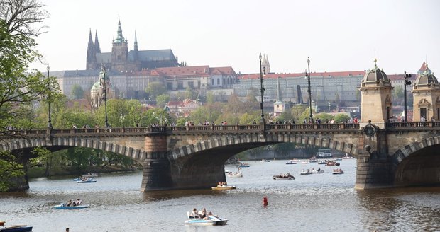 Rozpálenou Prahu zaplavili turisté