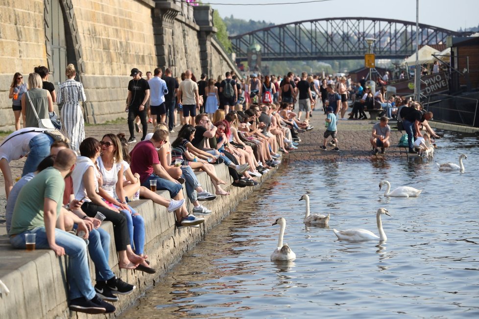 Lidé by se měli před sluníčkem schovat k vodě nebo do stínu