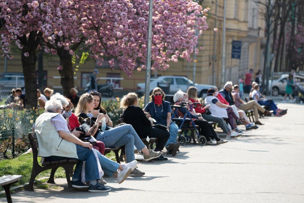 Jarní počasí v Praze vylákalo lidi ven.