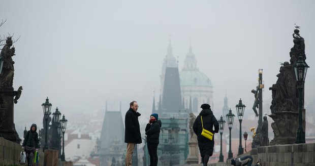 Praha se během prvního listopadového týdne zahalila do mlhy.