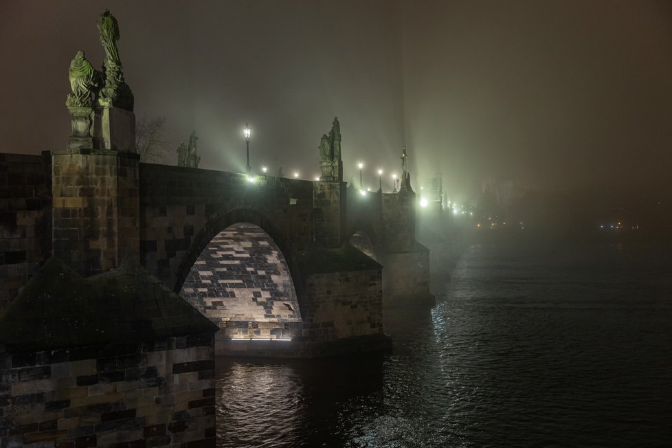 Praha se během prvního listopadového týdne zahalila do mlhy.