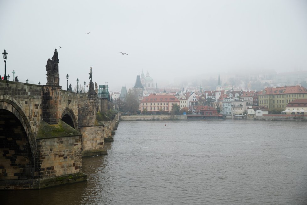 Praha se během prvního listopadového týdne zahalila do mlhy.