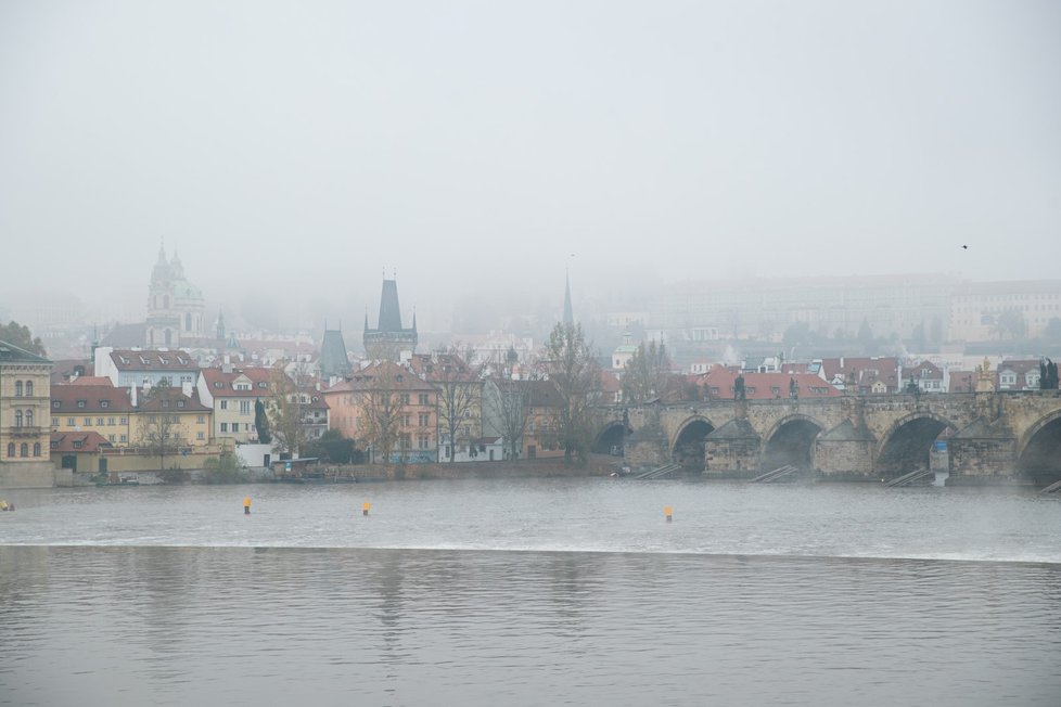 Praha se během prvního listopadového týdne zahalila do mlhy.