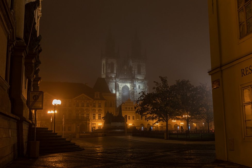 Praha se během prvního listopadového týdne zahalila do mlhy.