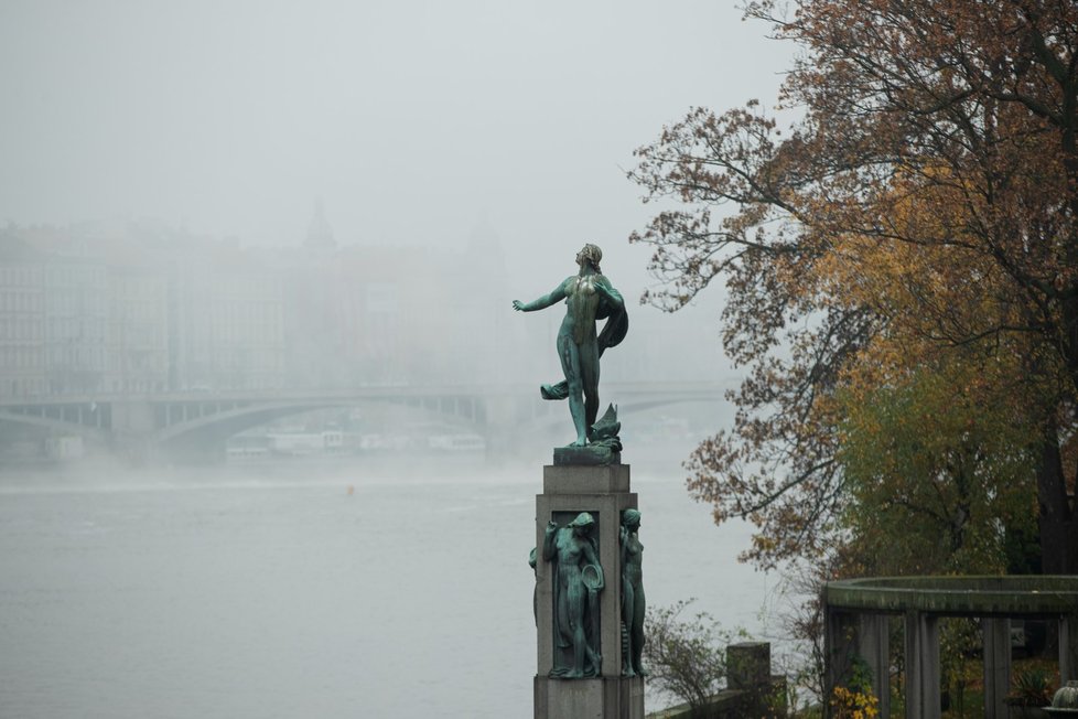 Praha se během prvního listopadového týdne zahalila do mlhy.