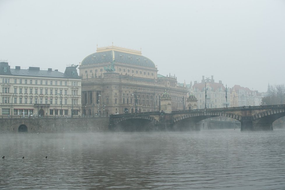 Praha se během prvního listopadového týdne zahalila do mlhy.