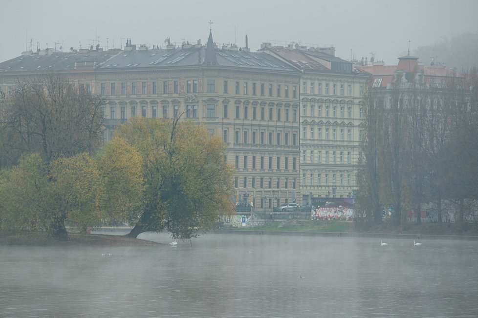 Praha se během prvního listopadového týdne zahalila do mlhy.