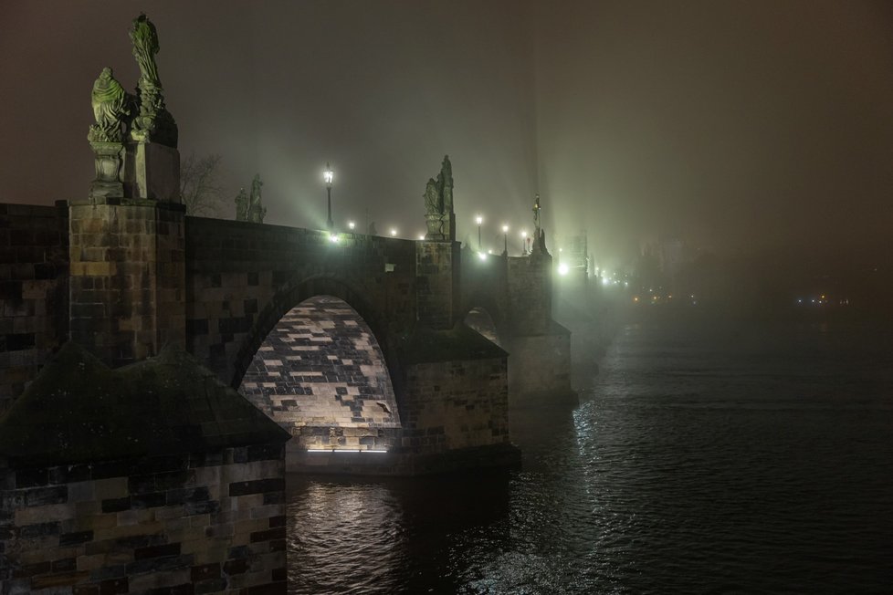 Praha se během prvního listopadového týdnu zahalila do mlhy.