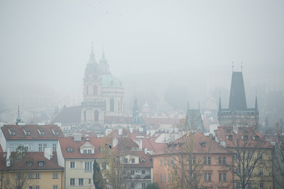 Praha se během prvního listopadového týdne zahalila do mlhy.