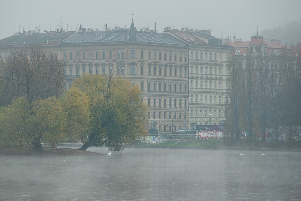Praha se během prvního listopadového týdnu zahalila do mlhy.