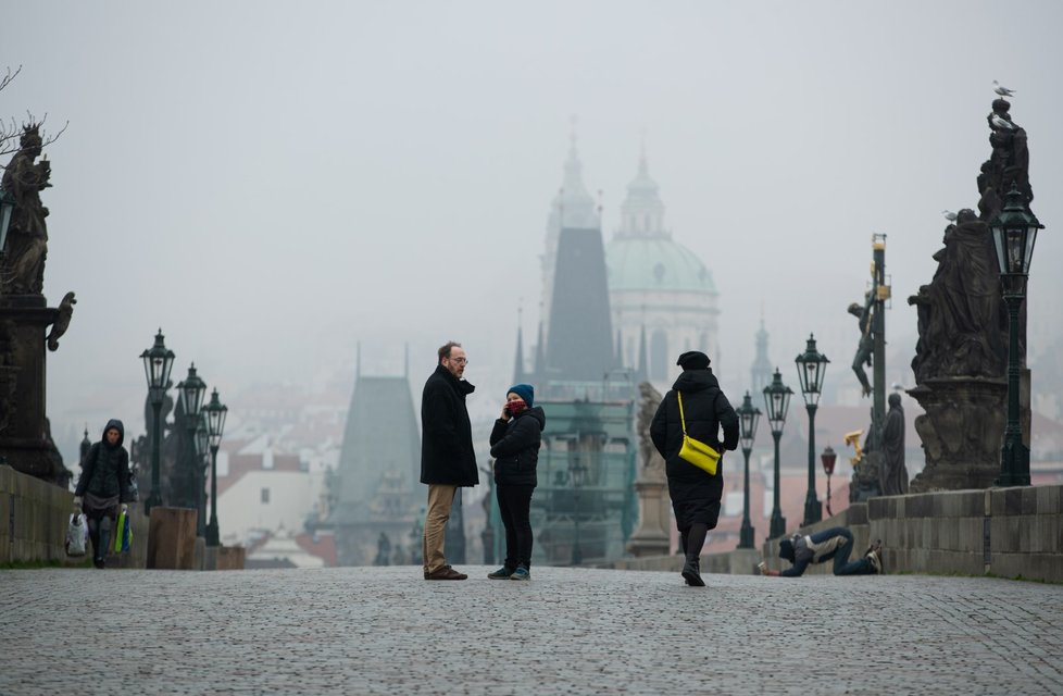 Praha se během prvního listopadového týdnu zahalila do mlhy.