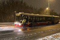 Sněhová nadílka komplikovala dopravu v Praze: V kopci se zasekly autobusy, auto vjelo mimo vozovku!