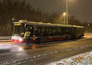 Sníh 18. listopadu v noci značně komplikoval dopravní situaci v Praze