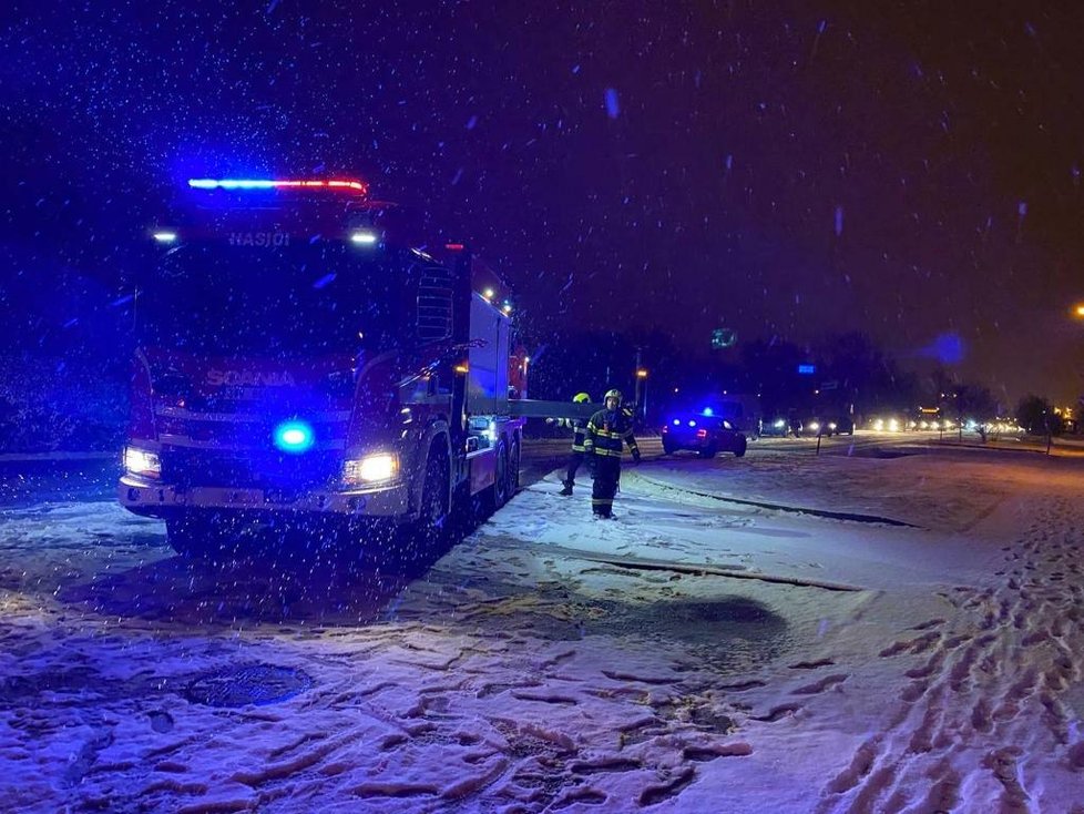 Sníh 18. listopadu v noci značně komplikoval dopravní situaci v Praze
