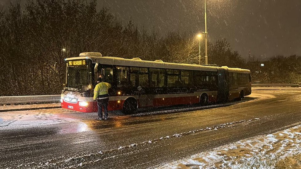 Sníh 18. listopadu v noci značně komplikoval dopravní situaci v Praze