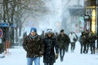 Republiku pokryl sníh: Řidiče opět překvapil a bourají