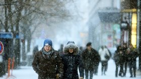 Počasí přineslo do Prahy několik centimetrů nového sněhu, trápí jak chodce, tak řidiče.