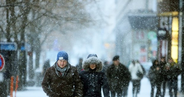 Počasí přineslo do Prahy několik centimetrů nového sněhu, trápí jak chodce, tak řidiče.