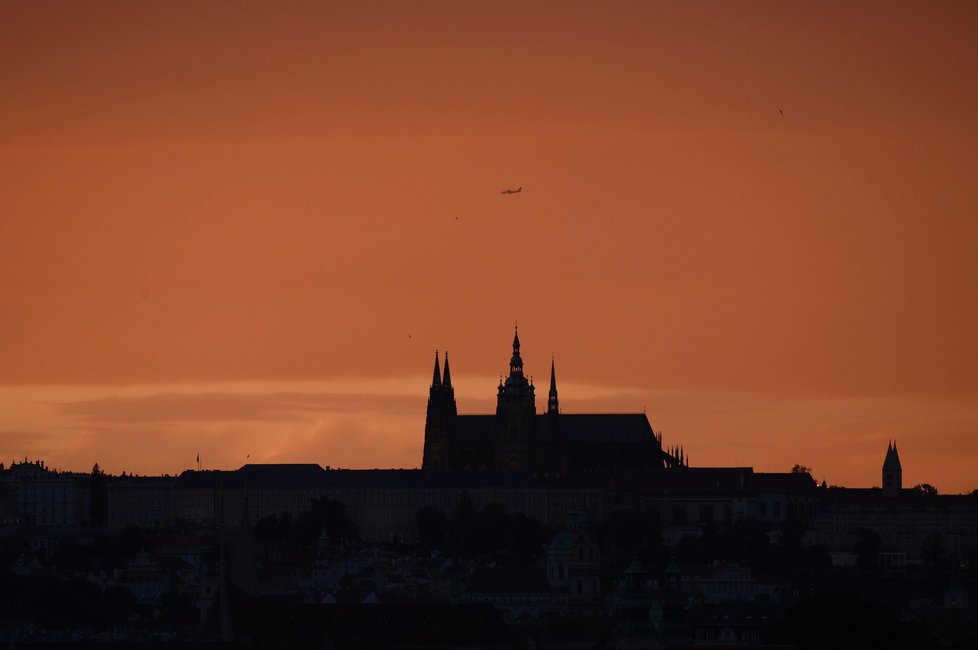 Pražský hrad při západu slunce 3. července.