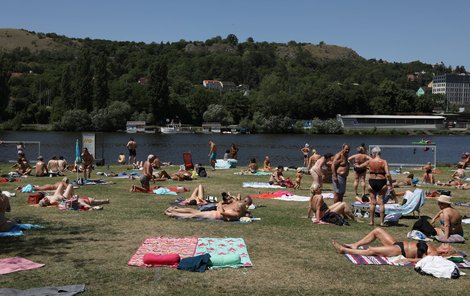 Koupaliště praskají ve švech.